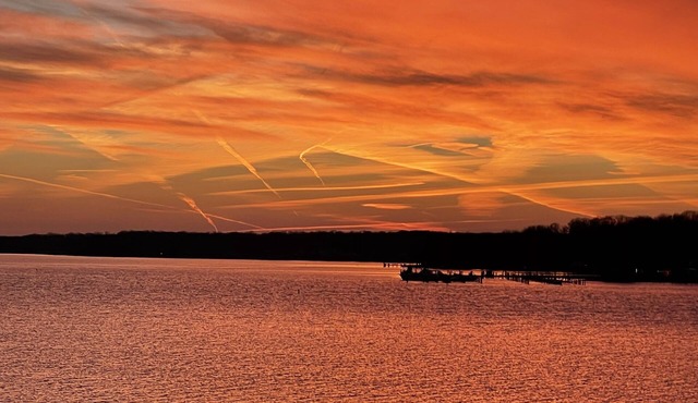 Starlight Waterfront Retreat: 3 bed 2.5 bath home with separate apartment rental