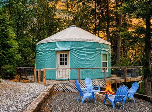 Starlight Yurt- A Romantic Stay w/Hot Tub Views