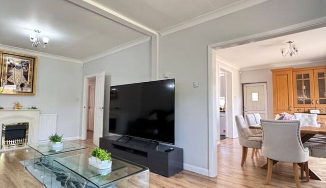 Starling House – 3BR near Heathrow, London(No Service Fee)