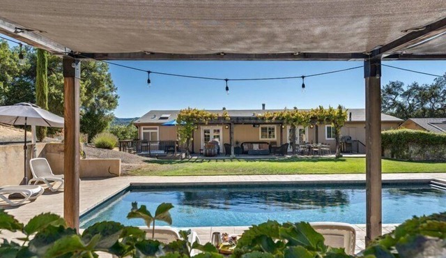 Starling’s Rest: Wine Country Retreat for 10, pool, spa, firepit, play area