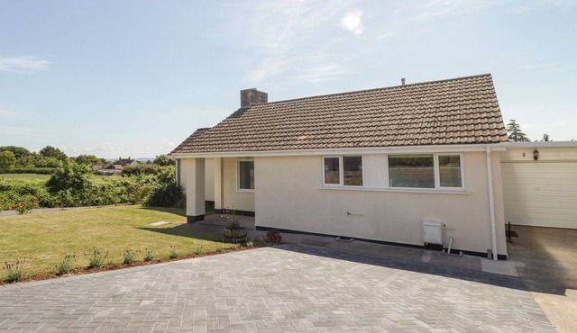 STARLINGS ROOST, pet friendly, country holiday cottage in Ashcott