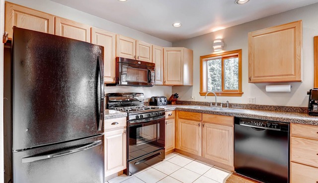 Starlink 100+Mbps, HOT TUB, TempurPedic beds, DOGS, cozy cabin 15 min from Breck