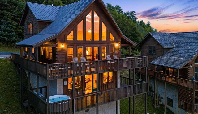 Starlink, Hot Tub & Views + Pool Table | Pet-Friendly | Near Hatley Pointe