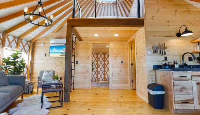 Starlit Haven YURT 2 w/HOT TUB, Smart TV + VIEWS!