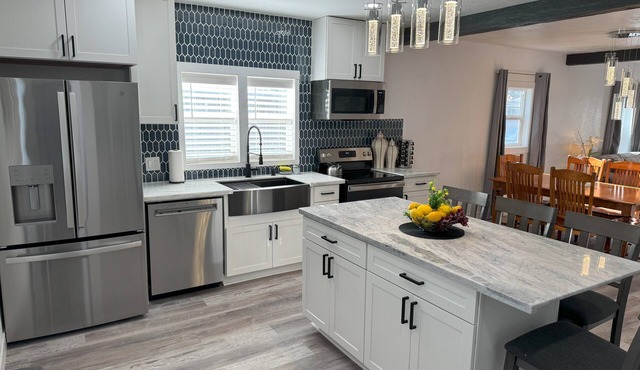 Starry Knight Retreat - spacious 4-bedroom house in charming Ririe with AC, WiFi