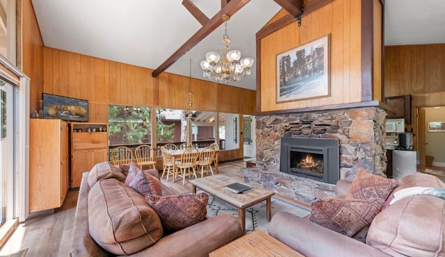 Starry Skies on the West Shore, Private Beach, Fireplace, Pet Friendly, Close to Ski Resorts