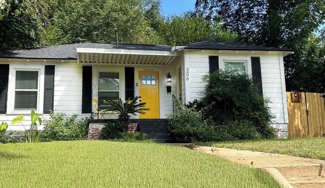 Stars Hollow House · Pet Friendly 3 Bedroom in Tyler's Historic District