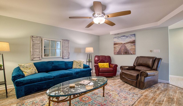 Starstorm Mountain ApartmentnLakeview deck & hiking trail, near many activities.