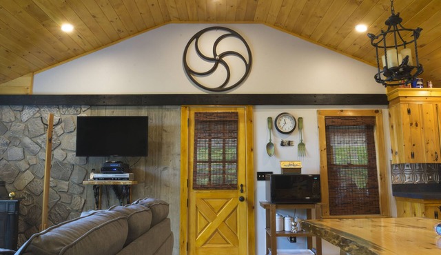 START VACATION on FRIDAY ~ Lakeside Cottage, private beach, hot tub, and more!