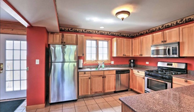 Starved Rock Cabin, Sleeps 14!