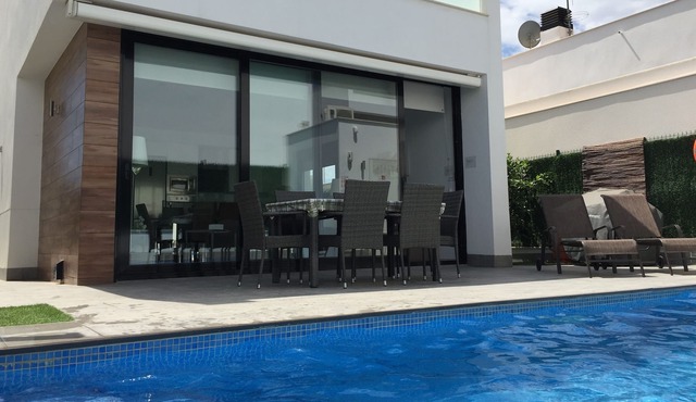 State of the art luxury Villa private heated pool 3 bed 2 bath. Fully registered