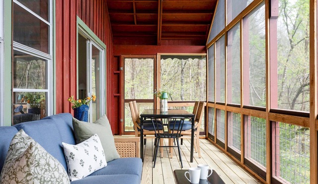 State Parks & Lake Access! Screened Porch, MountainViews, Kayaks, LuxBeds, Games