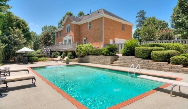 Stately colonial minutes from Augusta National golf course w/pool, movie theatre