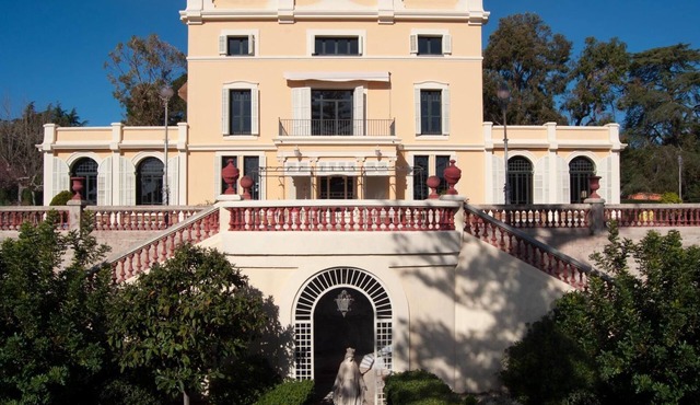 Stately Mansion, 13 rooms, huge gardens, pool, tennis, beach 5 minute walk