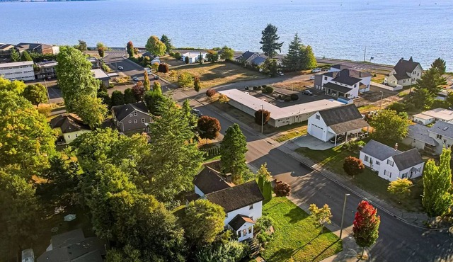 STATELY HOME 5 beds/2 baths on 1/3 acre. Walk to downtown & Canadian Border.