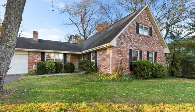 Stately Home 5 Mins to VA Tech-Walking distance to Lane Stadium, Wedding Parties