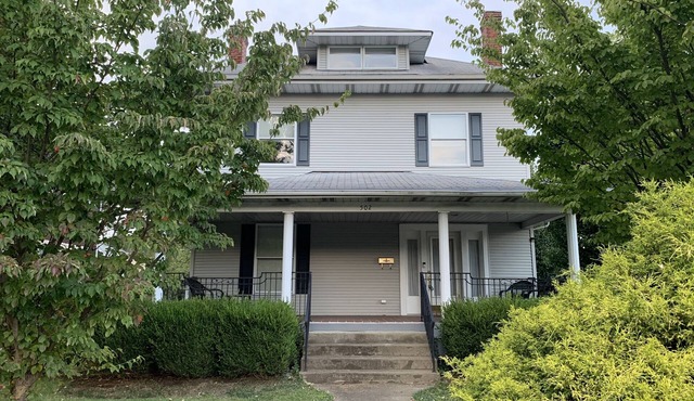 Stately home conveniently located in the city with a riverfront view!