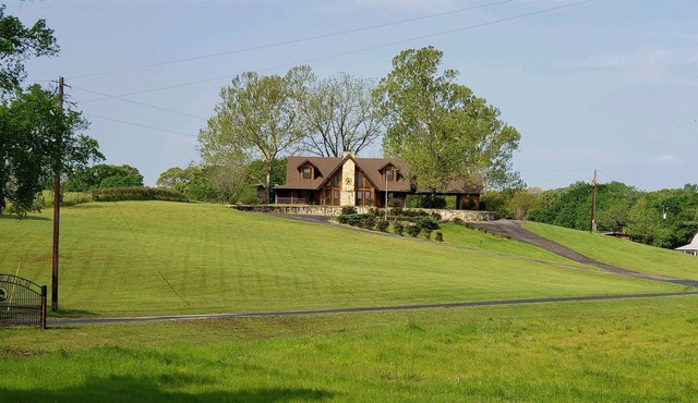 Stately Loghouse w/Private Hot Tub, and Fishing Pond on 90 Acre Ranch