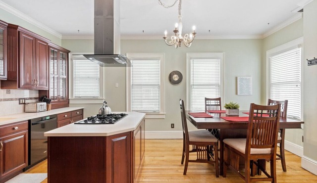 Stately Park Ave. Century Home - Sleeps 6!