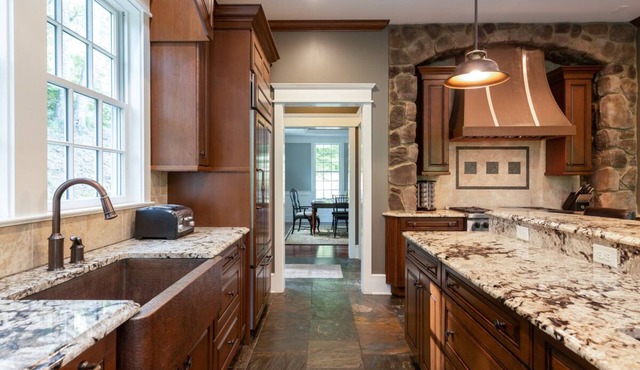 Stately, Pet-friendly luxury home with pool table and WiFi