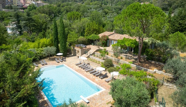 Stately property with 3 tennis & sport courts and a large pool, village 5' walk