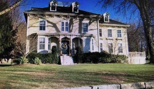 Stately Restored Victorian with panoramic waterviews near Newport (12 beds)