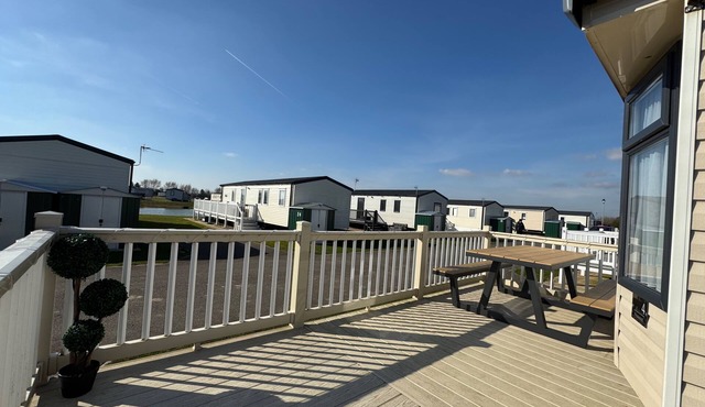 StaticHomeSleeps6-Lakeview-PetsOK-Balcony-Parking