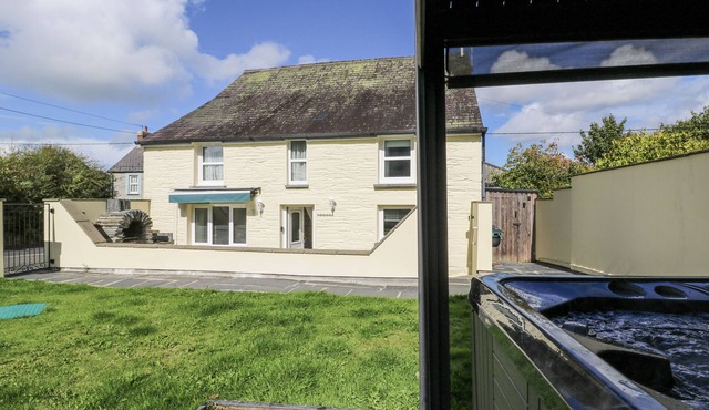 STATION HALL, pet friendly, country holiday cottage in Cilgerran