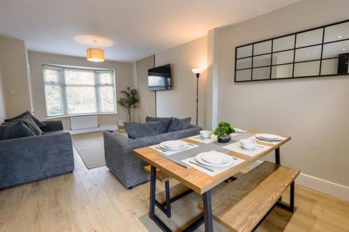 'Station House' Cosy Renovated Family-Friendly Home in Runcorn, Cheshire - Train Station Liverpool Chester Links, Brindley Theatre