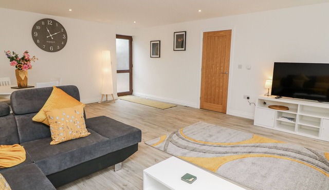 STATION HOUSE, pet friendly, with a garden in Osbournby