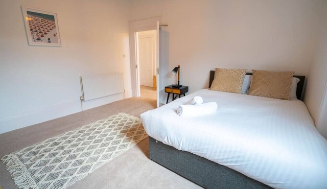 Station Retreat - Sleeps 11 - Free Parking