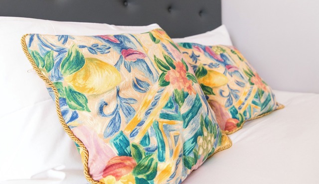 Station Road - Contemporary 1bedroom Flat with 2 king beds & ensuite bath