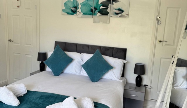 Station View | Family | Parking | WIFI | Sleeps 6