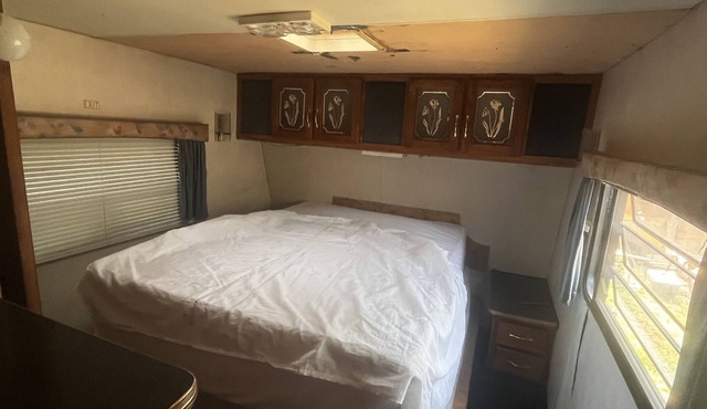 Stationary camper with electric & water