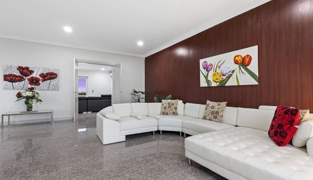 STAY 4, PAY 3 is a great reason to stay @ Loemans Lodge near Airport, Sleeps 10