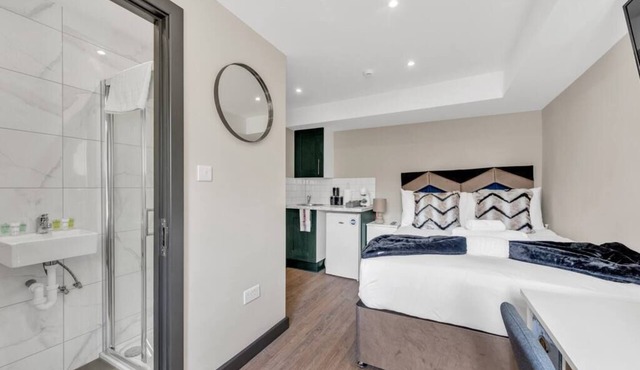 Stay and Explore: Convenient Studio - Prime Location