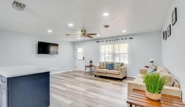 Stay and Play in Belleview Welcoming Home with Yard