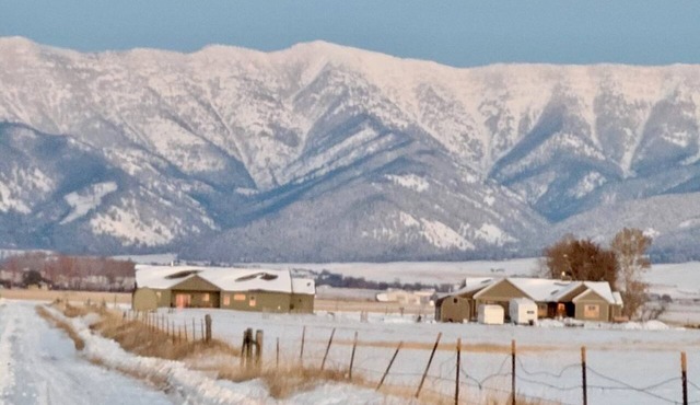 Stay and play in the Heart of Gallatin Valley-easy access to Bozeman & Airport.