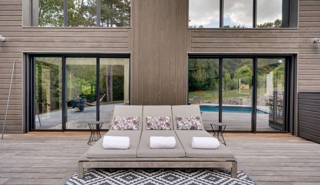 Stay and relax at La ღ Villa La Forêt