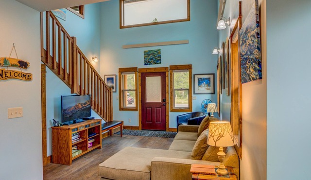 Stay at Barnes on Boundary Unit A, a cozy 3-bedroom retreat, just steps from Yellowstone!