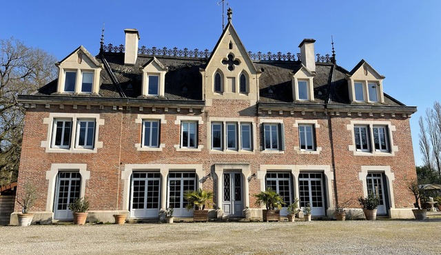Stay at Château de Glairans: Pool and Park