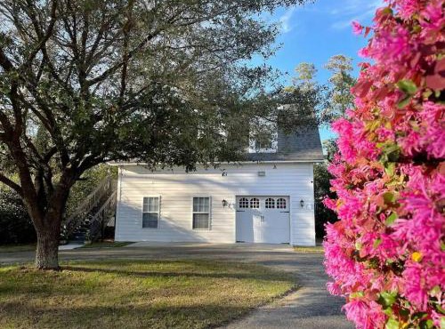 Stay at Emma Jean Retreat in Sumter!