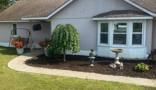 Stay at GLORIA’S GETAWAY, a tranquil pastoral setting minutes from everything!