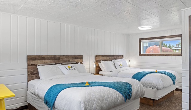 Stay at Lazy Duck Inn #20 Double Queens, just 1 minute to Yellowstone!
