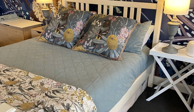 Stay at our studio apartment “The Nook” perfect for the Q Train or a Wedding