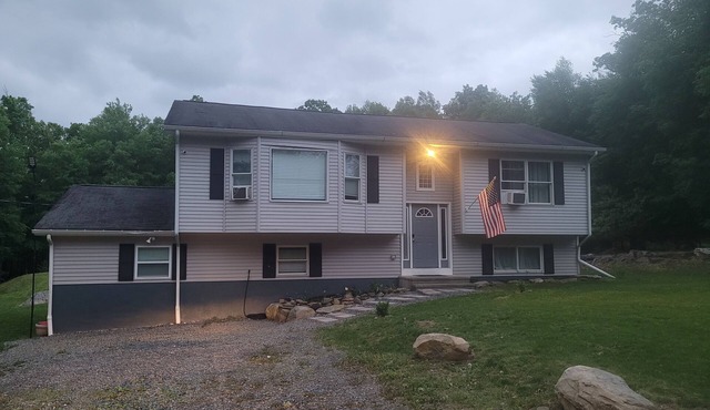 Stay at Red Squirrel, 4-bedroom house with AC in East Stroudsburg