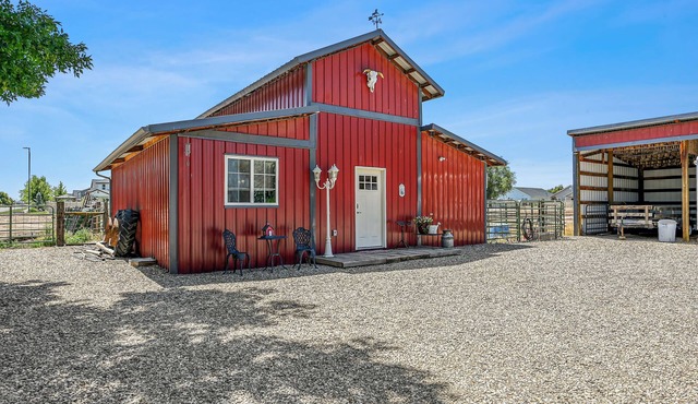 Stay at The Barnhouse in Kuna - Rustic Retreat for Two with Fireplace Near Boise