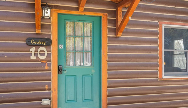 Stay at The Bucking Moose (#10) Cowboy Cabin, 2 bedroom cabin just 1 minute from Yellowstone