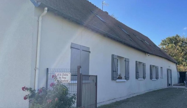 Stay at the edge of Chambord Park, comfy former lodging close to windmills