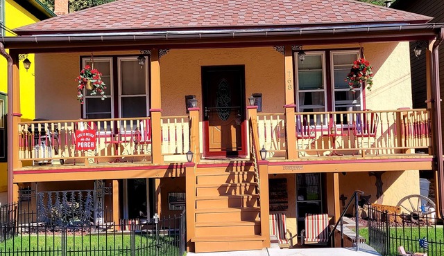 STAY AT THE JORDAN HOUSE IN THE ❤️ OF DEADWOOD! PERFECT FOR COUPLES!